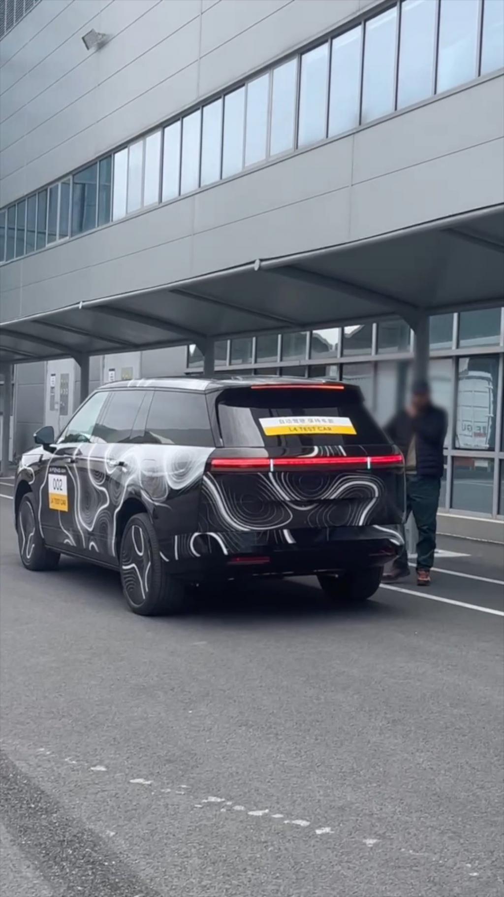 小鵬GX無人駕駛上下客引熱議，副總裁 第二代VLA技術小試牛刀